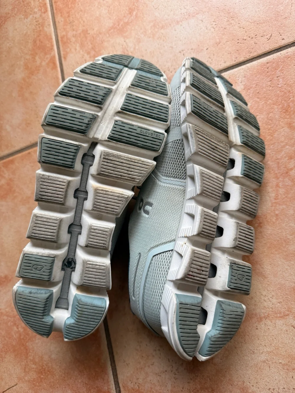 On Running Cloud shoes - Picture 4 of 5